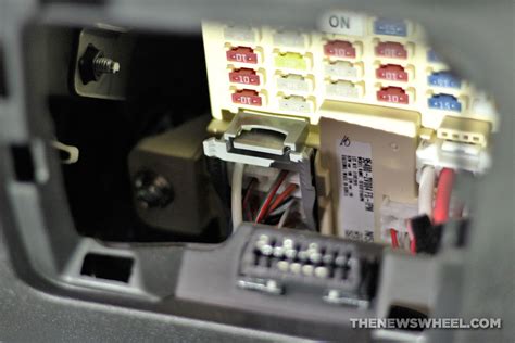 replacing fuses in fuse box